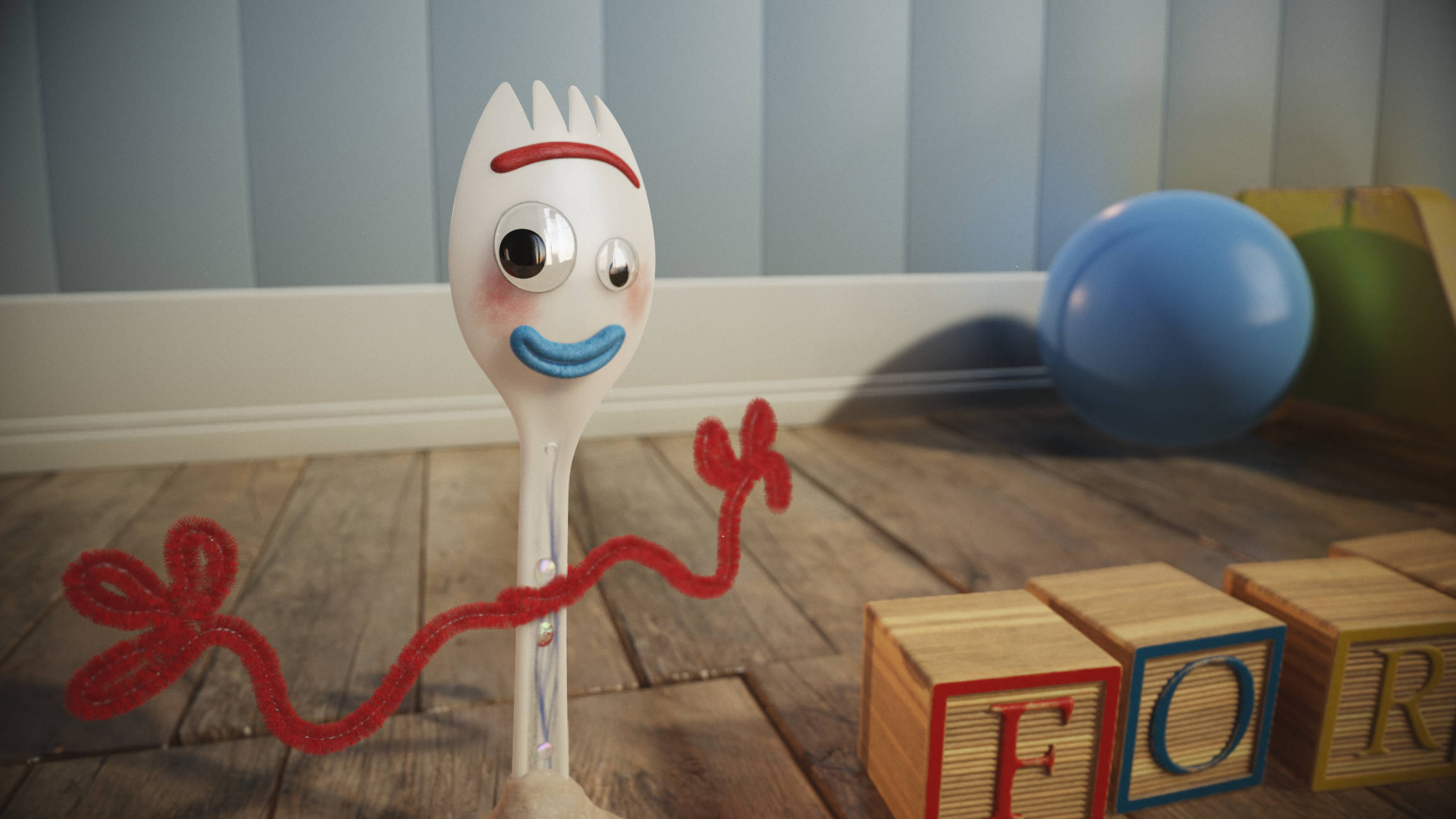 Forky 桌布 壁紙 — 一個快樂的動畫叉子，有凸眼和紅色管道清潔臂，站在木地板上，旁邊是字母積木。