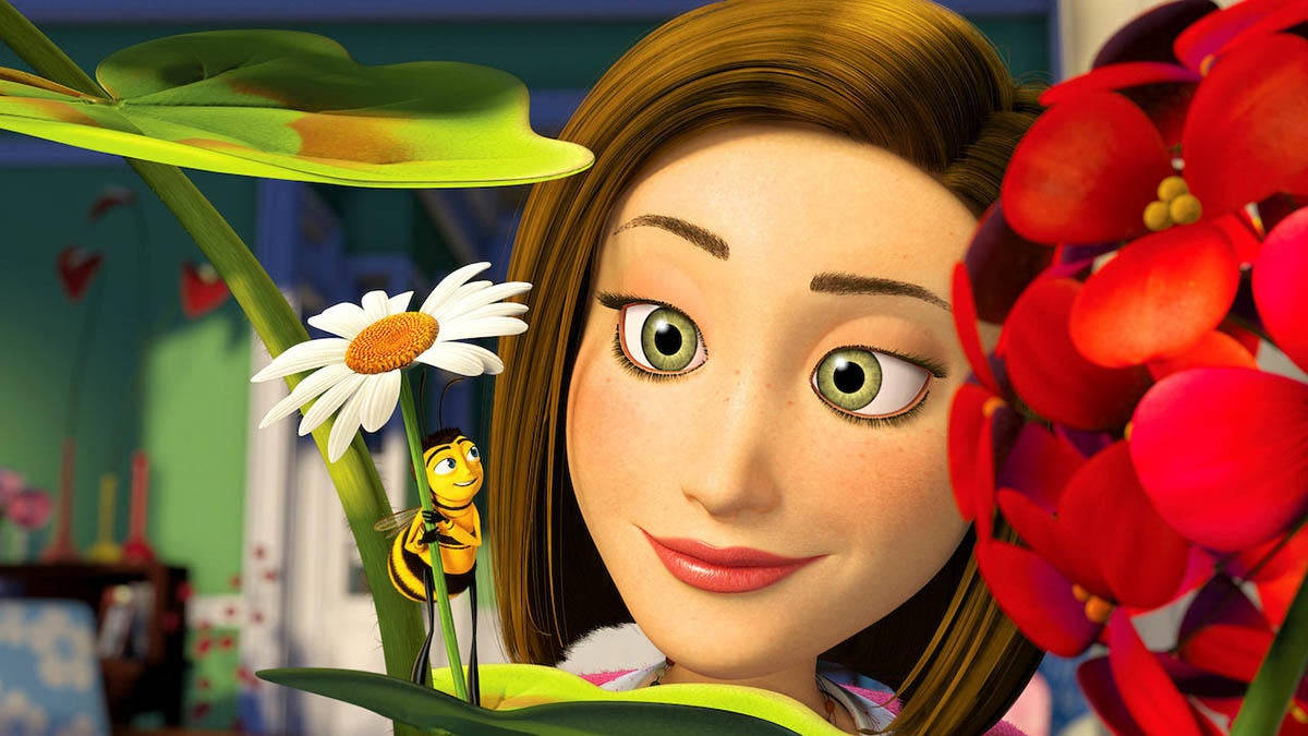 Daisy 桌布 壁紙 — 一個快樂的動畫女孩，綠色眼睛，微笑著站在一朵雛菊旁邊，雛菊上有一隻小蜜蜂，周圍是茂盛的紅色和綠色葉子。