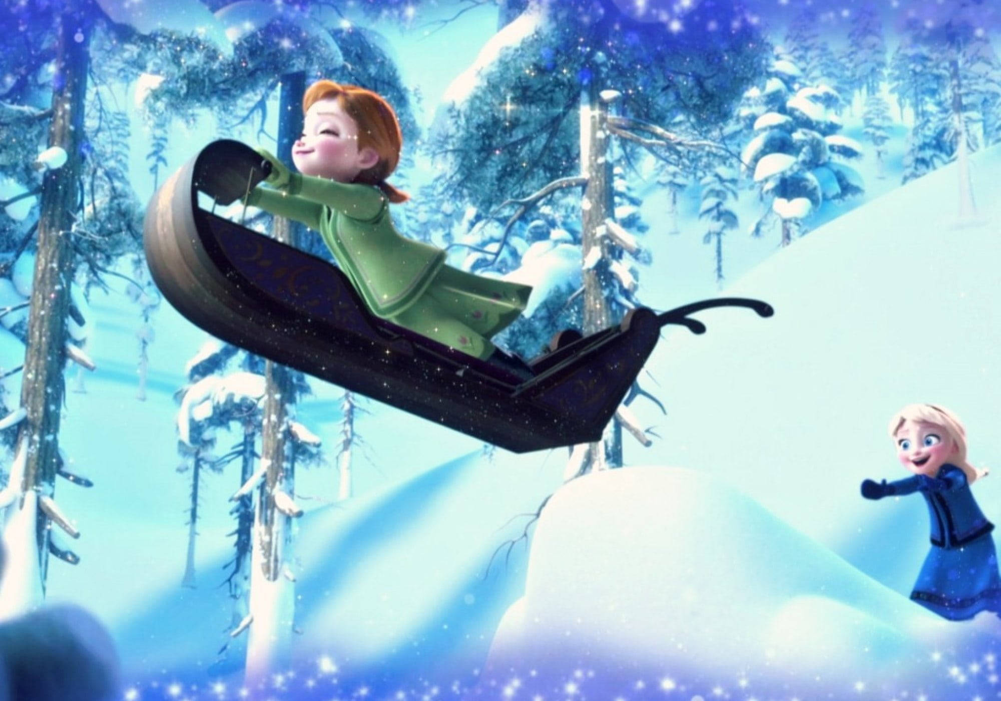anna 桌布 壁紙 — 一個快樂的動畫女孩在雪橇上飛過閃閃發光的雪地森林，她的朋友從下面看著。