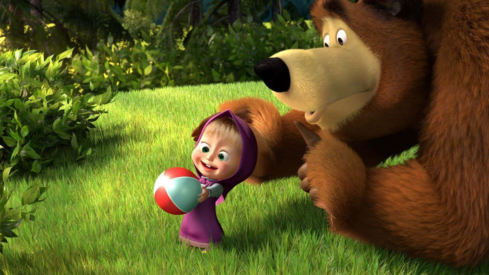 Masha And The Bear 桌布 壁紙 — 一個快樂的動畫女孩穿著紫色連帽衫，拿著一個彩色球，一隻大棕熊在陽光明媚的草地上友善地看著。
