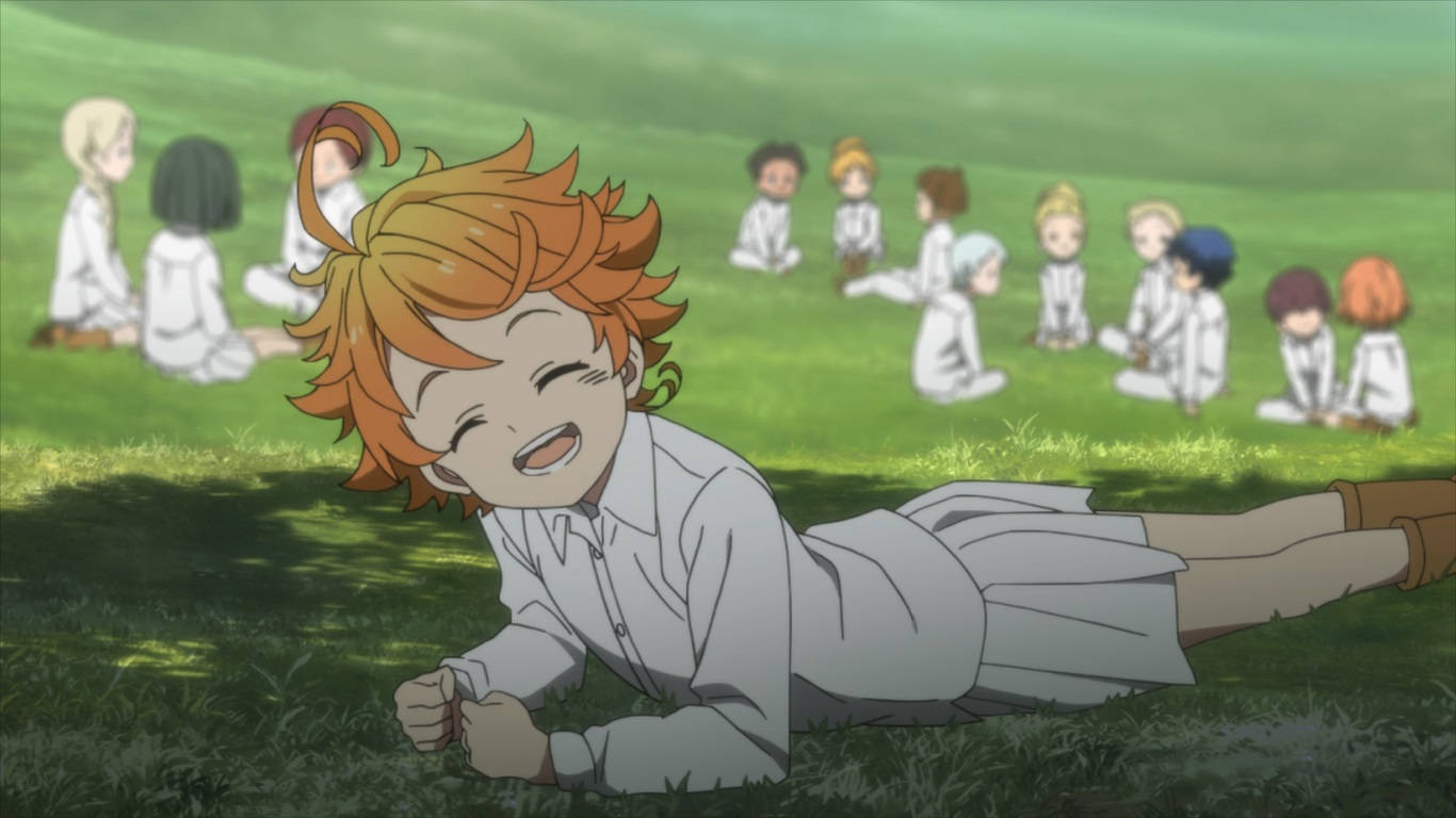 The Promised Neverland 桌布 壁紙 — 一個快樂的動畫男孩，橙色頭髮，躺在草地上大笑，同學們坐在他身後圍成一圈。