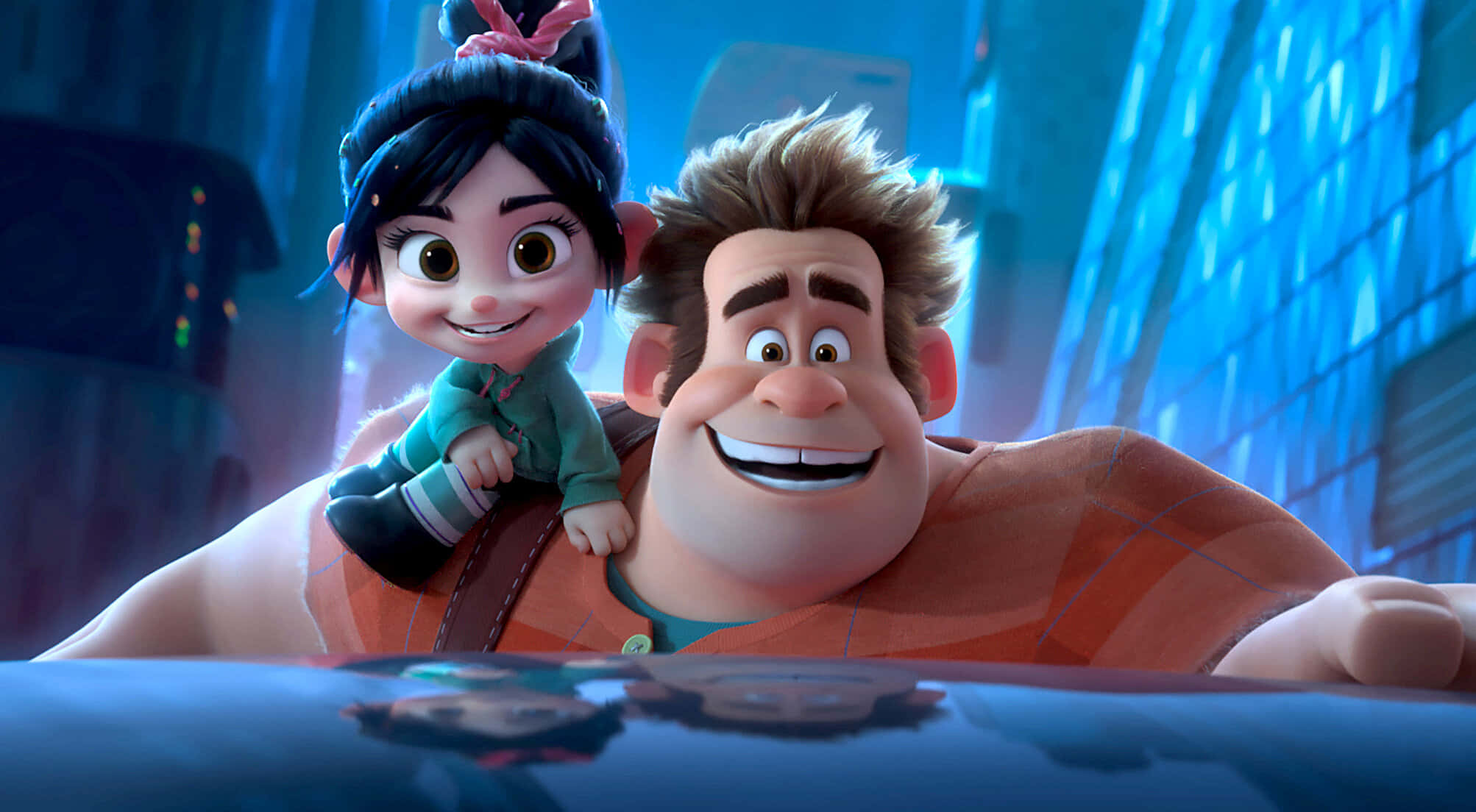 Animated 桌布 壁紙 — 一個快樂的動畫男孩，肩上扛著一個女孩，在未來主義的藍色燈光城市景觀中燦爛微笑。