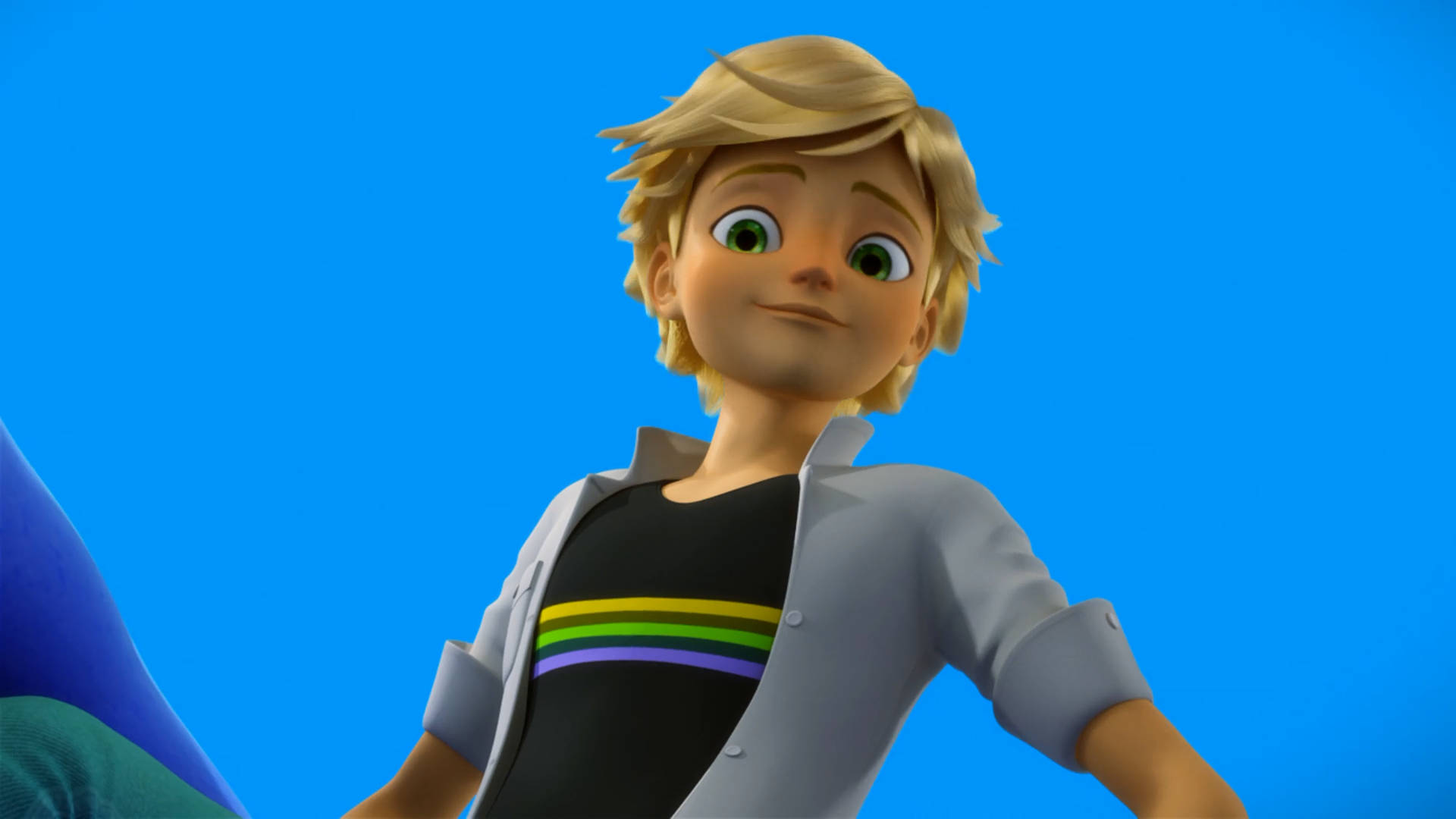 Adrien 桌布 壁紙 — 一個快樂的動畫男孩，金髮碧眼，穿著灰色外套下的黑色彩虹條紋襯衫，背景是純藍色。