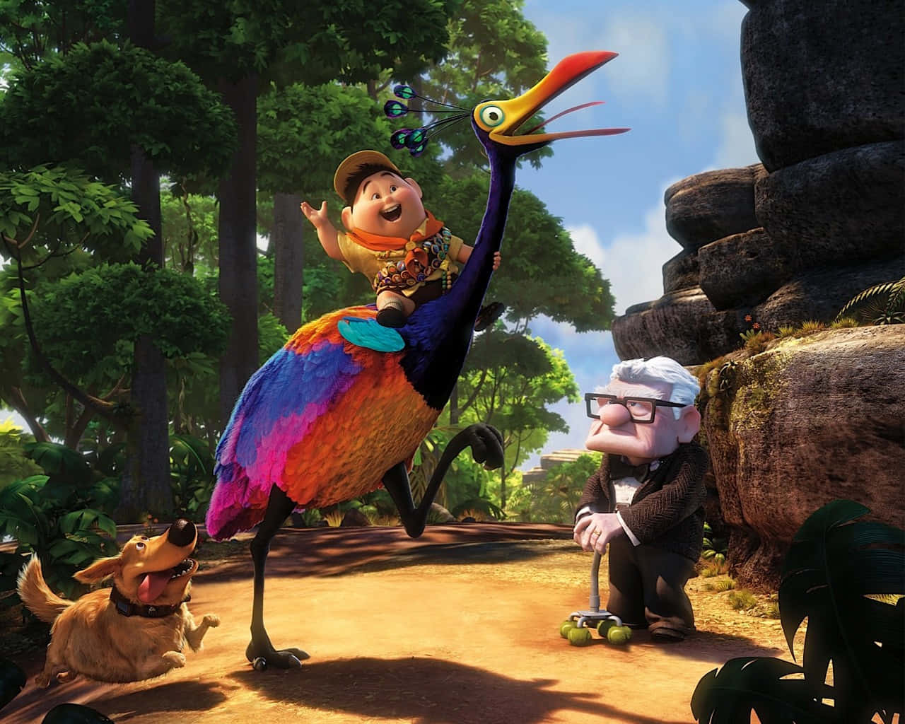Animation Movies 桌布 壁紙 — 一個快樂的動畫男孩騎著一隻色彩繽紛的彩虹鳥穿過陽光普照的叢林，一位老人拄著拐杖觀看。