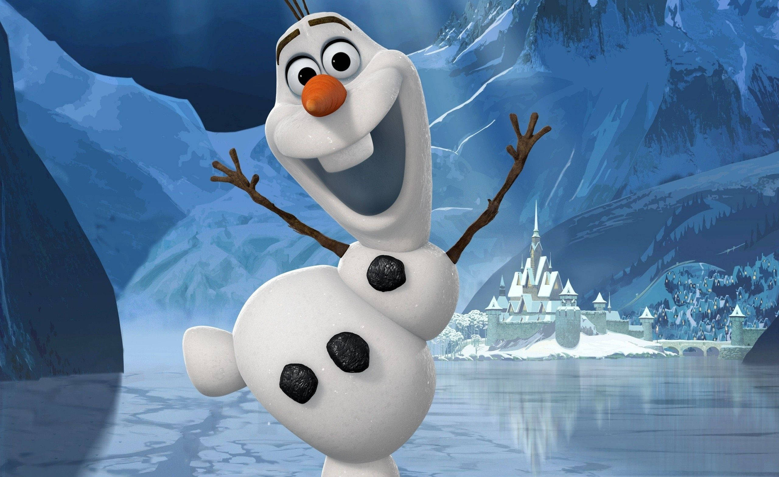 Olaf 桌布 壁紙 — 一個快樂的動畫雪人，有樹枝手臂和胡蘿蔔鼻子，站在冰凍的湖前，背景是雪城堡。