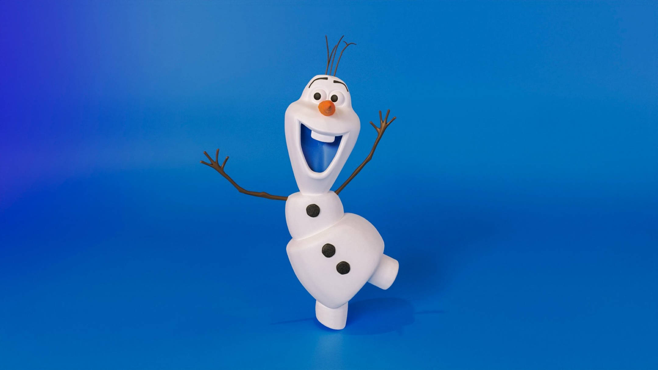 Olaf 桌布 壁紙 — 一個快樂的動畫雪人，有樹枝手臂和胡蘿蔔鼻子，在漸變藍色背景上開心地笑。