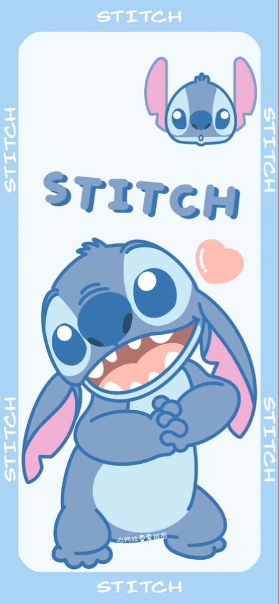 Adorable Stitch 桌布 壁紙 — 一個快樂的卡通史迪奇，有大眼睛和燦爛的笑容，站在淺藍色的框架中，周圍是「史迪奇」這個詞和一個粉紅色的心。