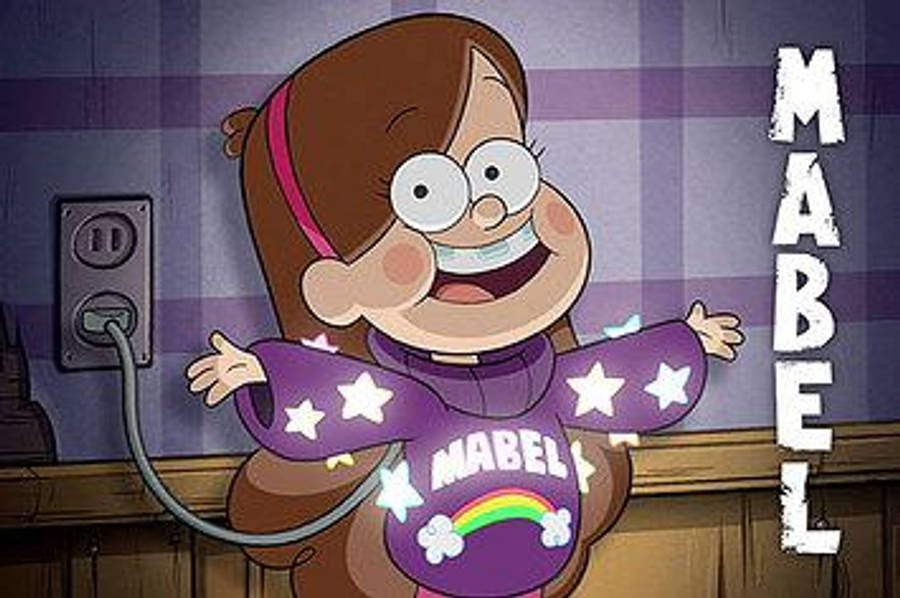 Mabel 桌布 壁紙 — 一個快樂的卡通女孩，棕色頭髮，穿著紫色星星睡衣襯衫，插在插座上微笑。