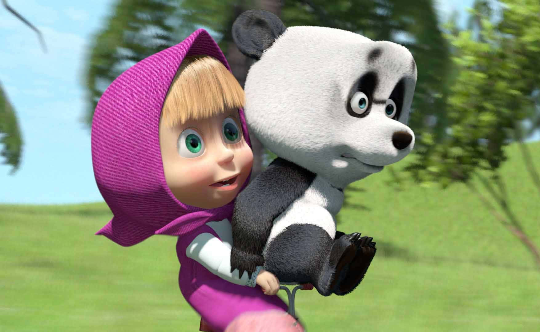 Masha And The Bear 桌布 壁紙 — 一個快樂的卡通女孩穿著紫色連帽衫，抱著微笑的熊貓穿過陽光明媚的綠色田野。
