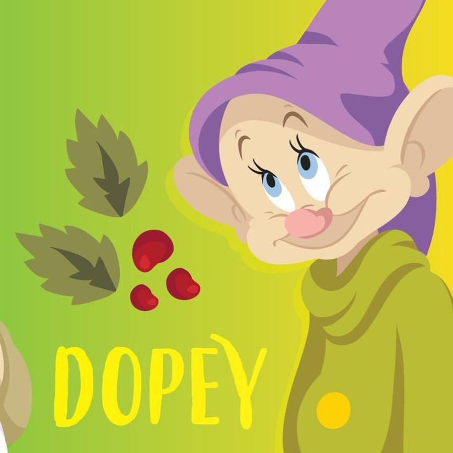 Dopey 桌布 壁紙 — 一個快樂的卡通小矮人，戴著紫色帽子和綠色外套，在充滿活力的綠色背景下微笑著拿著紅色漿果。