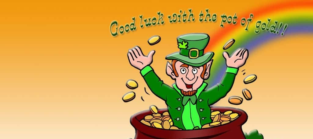 Saint Patricks Day 桌布 壁紙 — 一個快樂的卡通小矮人從彩虹下的金幣鍋中出現，上面寫著「祝你好運，金鍋！！」