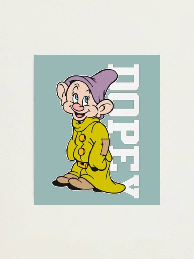 Dopey 桌布 壁紙 — 一個快樂的卡通小矮人穿著黃色衣服和紫色帽子，站在青綠色背景上 'DOPEY' 字樣旁邊。