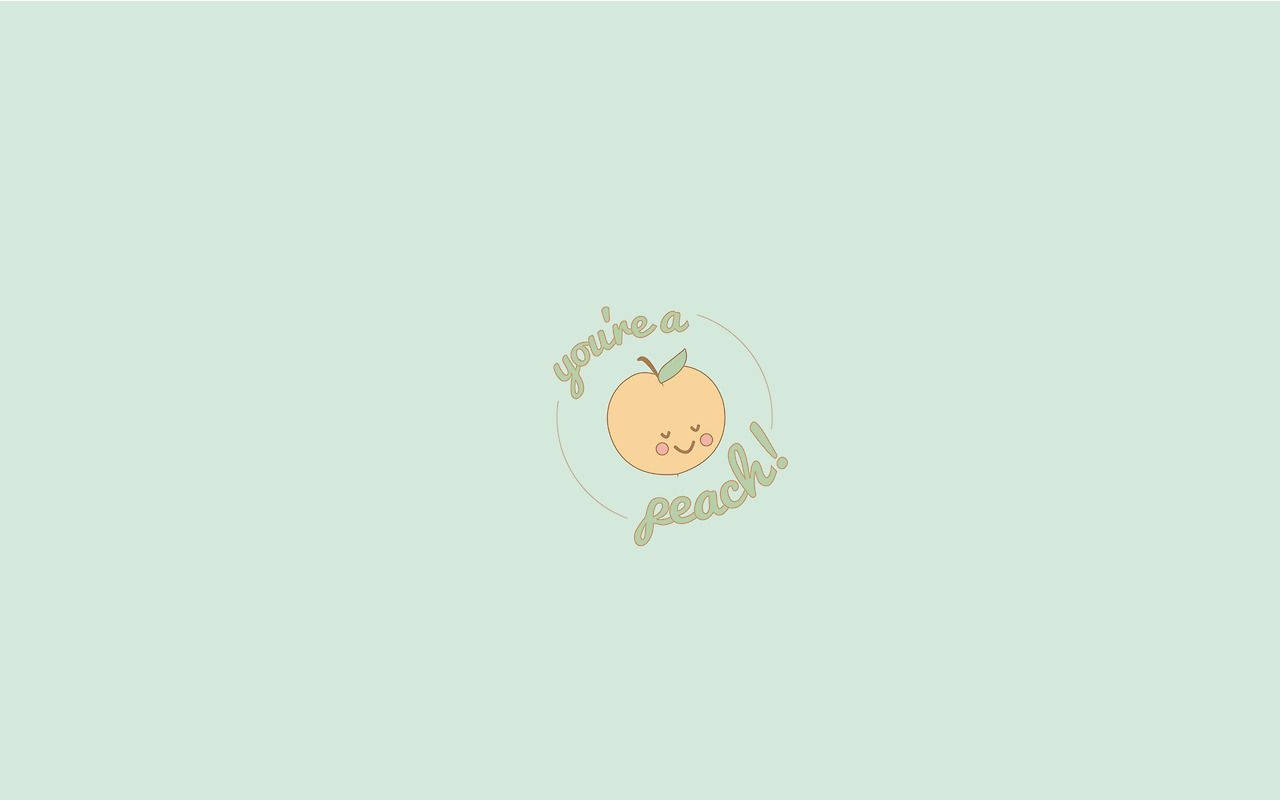 Peach Aesthetic 桌布 壁紙 — 一個快樂的卡通桃子，帶有微笑的臉和紅潤的臉頰，周圍環繞著文字「你是個桃子」，背景是柔和的薄荷綠色。