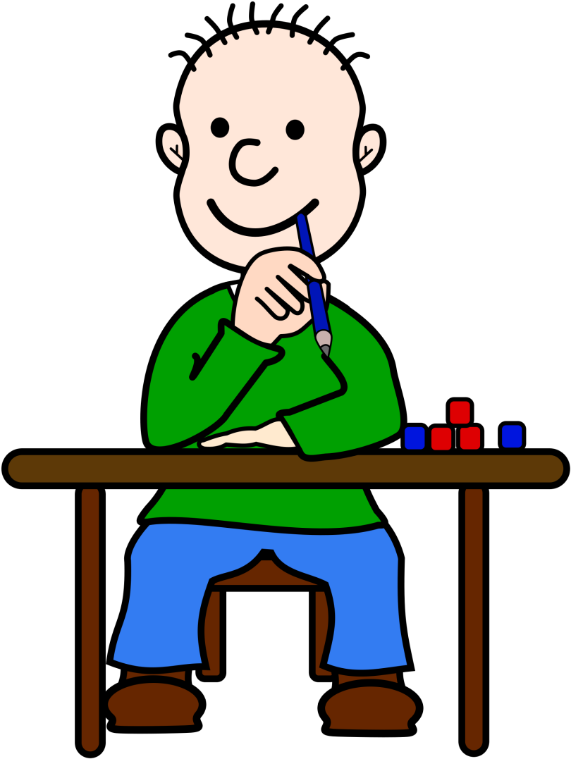 Thinking 桌布 壁紙 — 一個快樂的卡通男孩，穿著綠色襯衫和藍色褲子，坐在木桌前，拿著藍色鉛筆，附近有紅色和藍色的積木。