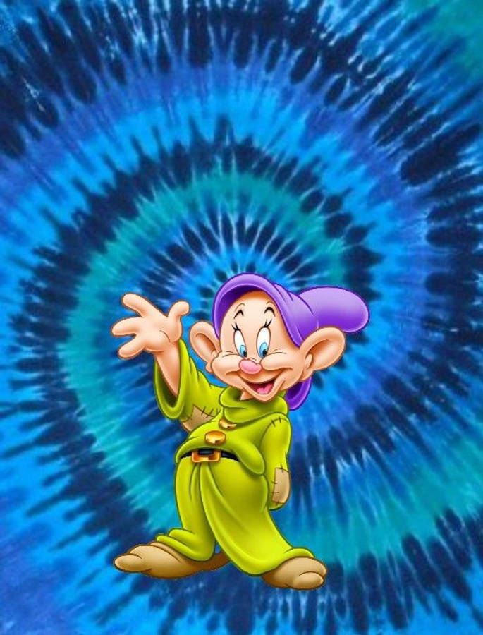 Dopey 桌布 壁紙 — 一個快樂的卡通矮人，身穿綠色長袍和紫色帽子，在充滿活力的藍色紮染螺旋背景前揮手。