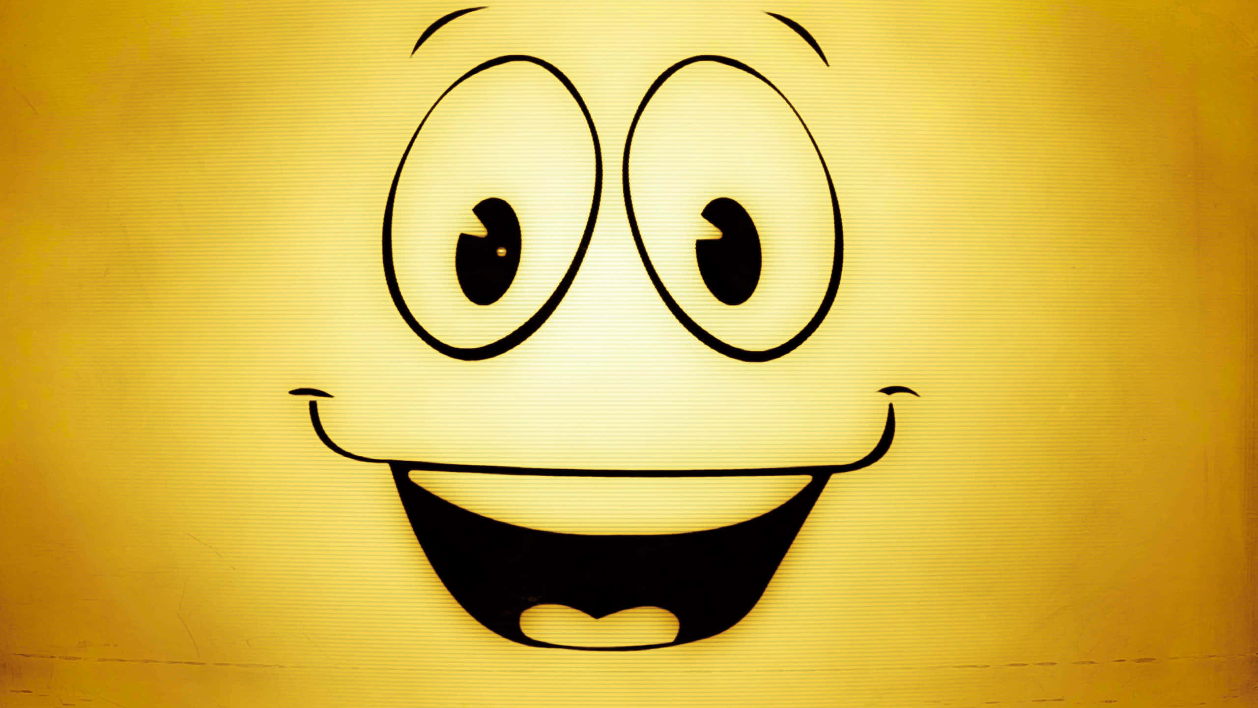 Happy Face 桌布 壁紙 — 一個快樂的卡通笑臉，有大眼睛和燦爛的笑容，在金黃色紋理背景上溫暖地發光。