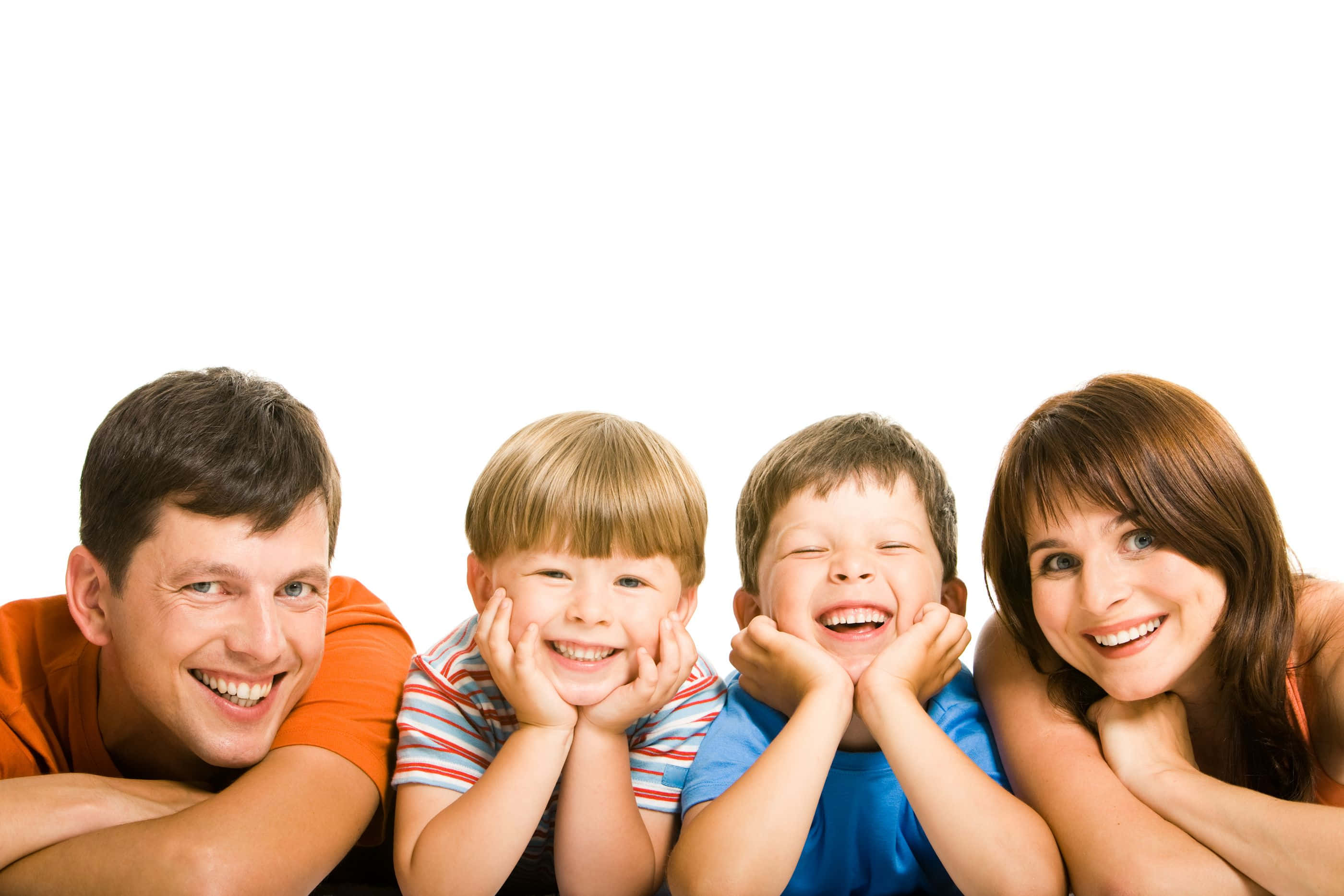 Family Portrait 桌布 壁紙 — 一個快樂的四口之家在潔淨的白色背景前燦爛微笑，散發溫暖和幸福。
