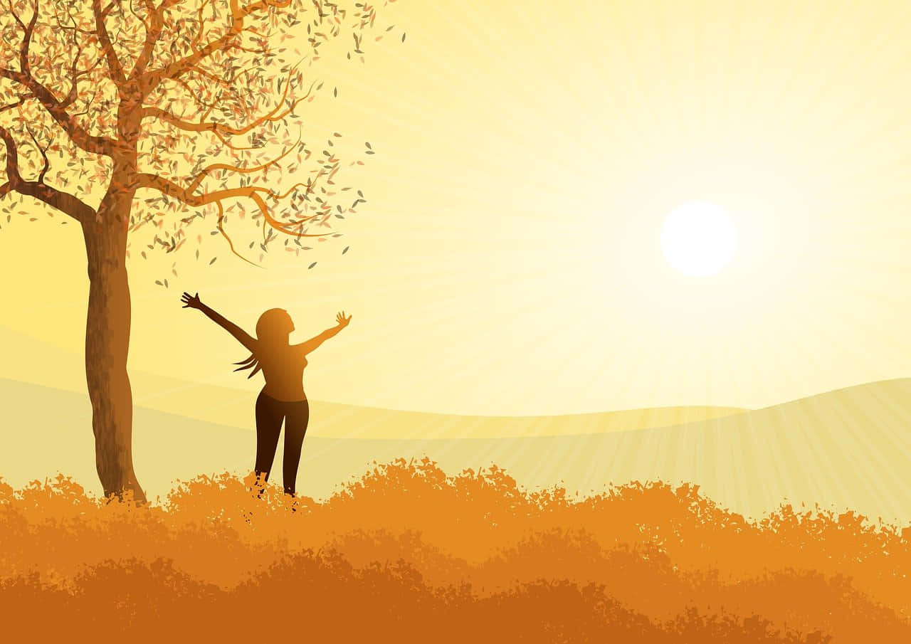 Contentment 桌布 壁紙 — 一個快樂的女性剪影，在金色太陽下高舉雙臂，秋葉從光禿的樹上飄落。