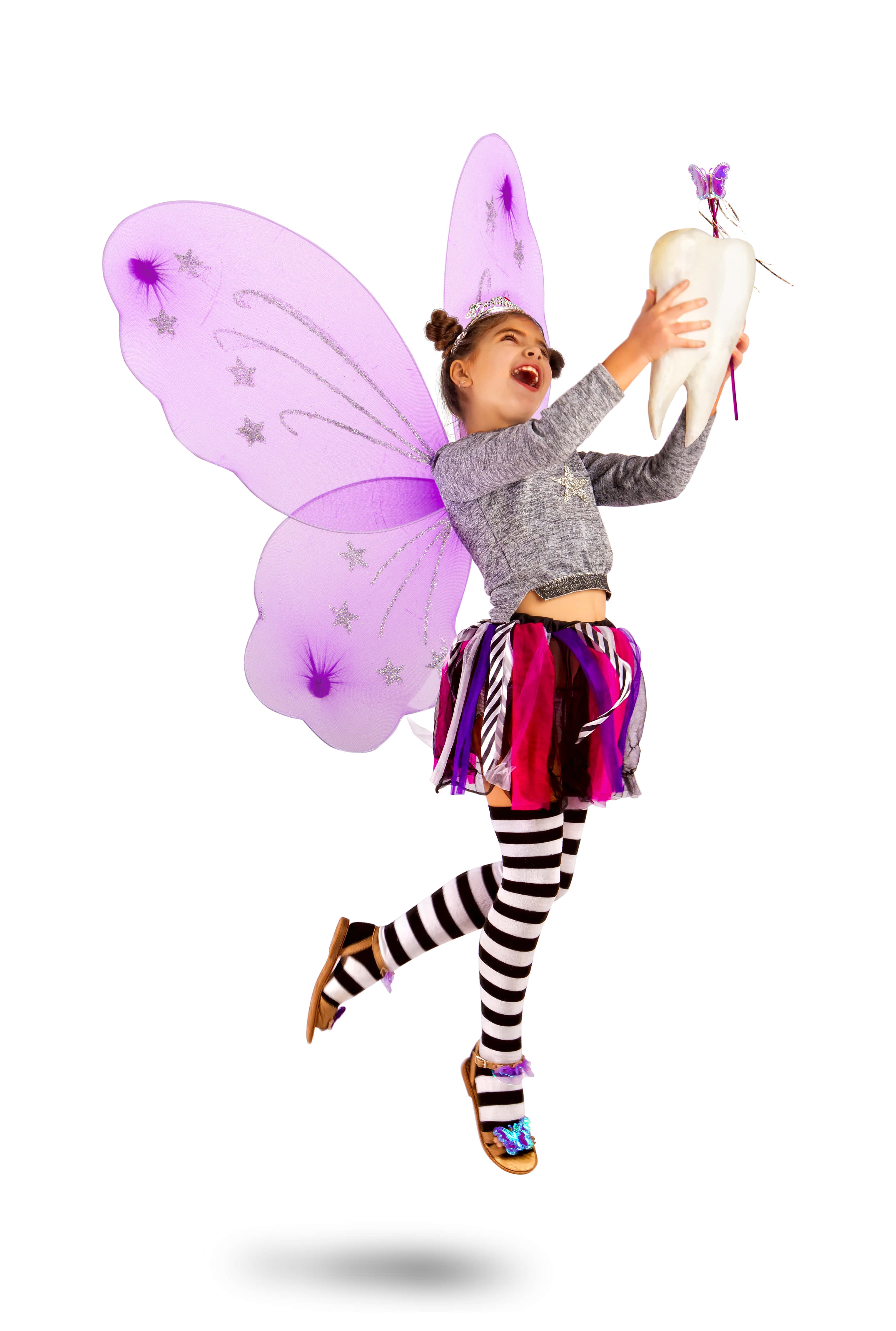 Tooth Fairy 桌布 壁紙 — 一個快樂的孩子穿著紫色仙女服裝跳躍，自豪地拿著一顆巨大的牙齒，上面棲息著一個小仙女。