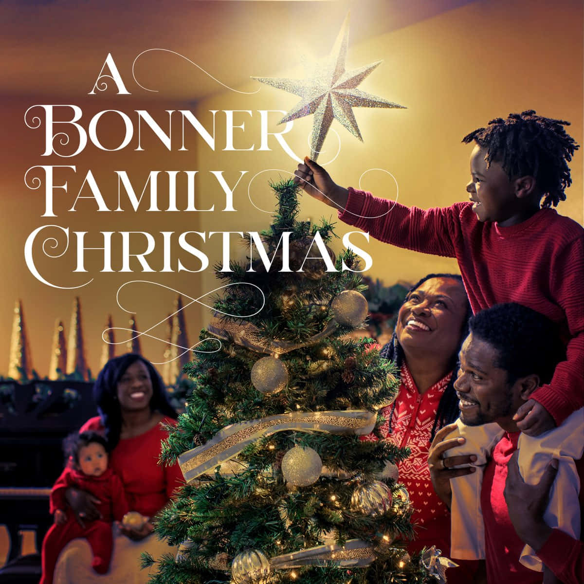 Christmas Family 桌布 壁紙 — 一個快樂的家庭穿著紅色節日服裝，在溫暖的金色燈光下，為裝飾好的聖誕樹戴上閃爍的星星。