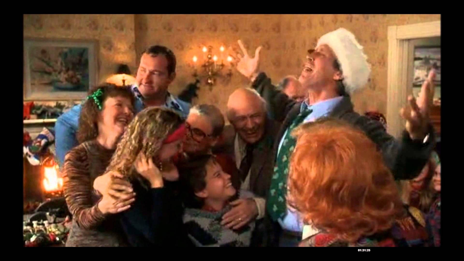 Christmas Vacation 桌布 壁紙 — 一個快樂的家庭聚集在一個溫暖明亮的客廳，裝飾著聖誕節的節日燈飾和裝飾品。