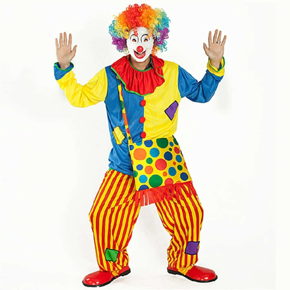 搞笑 桌布 壁紙 — 一個快樂的小丑，戴著彩虹假髮，穿著彩色圓點服裝，在純白色背景前揮動雙手。