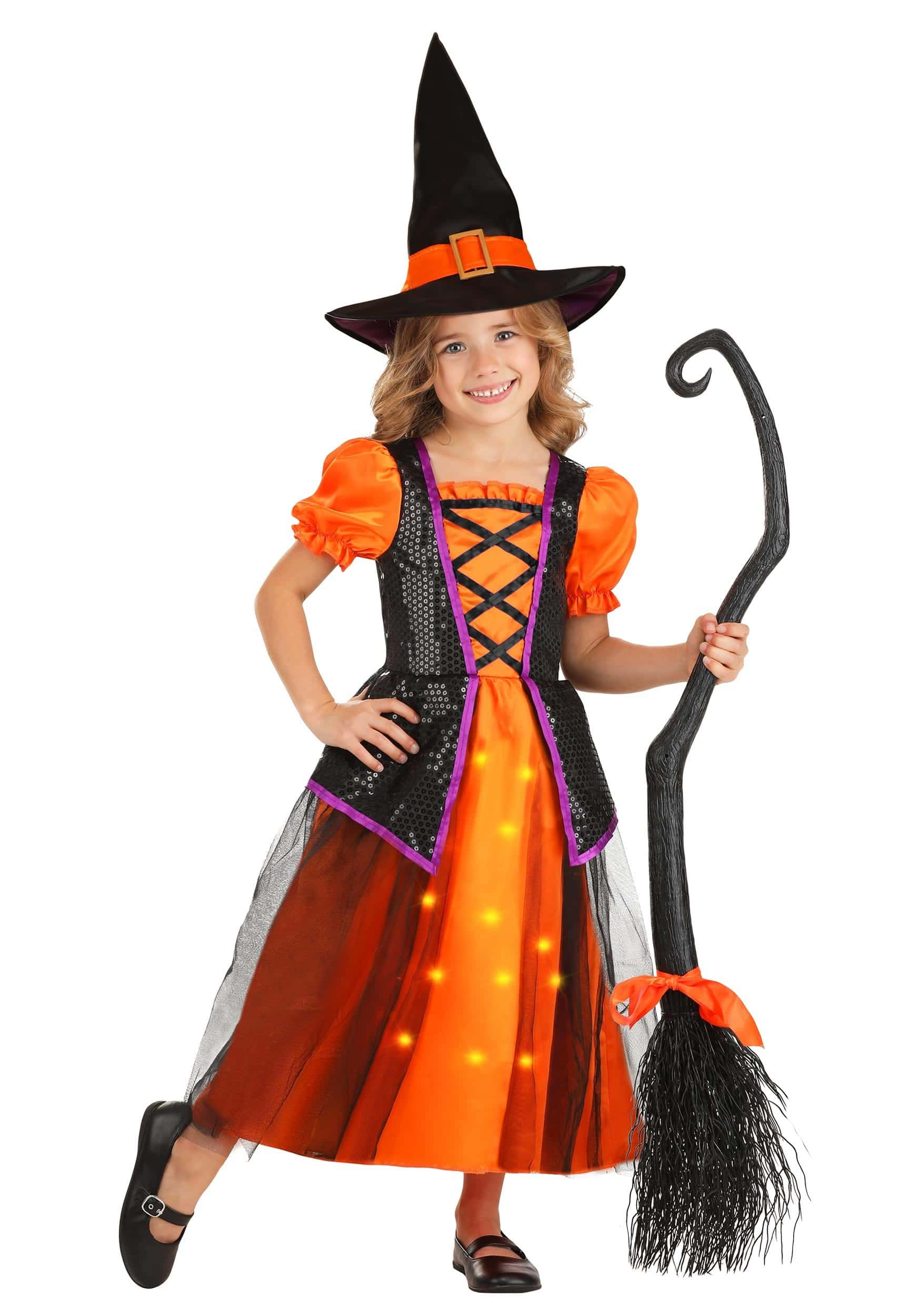 Halloween Costume 桌布 壁紙 — 一個快樂的小女孩穿著萬聖節女巫服裝，橙色連衣裙、黑色帽子和掃帚，在白色背景前擺姿勢。
