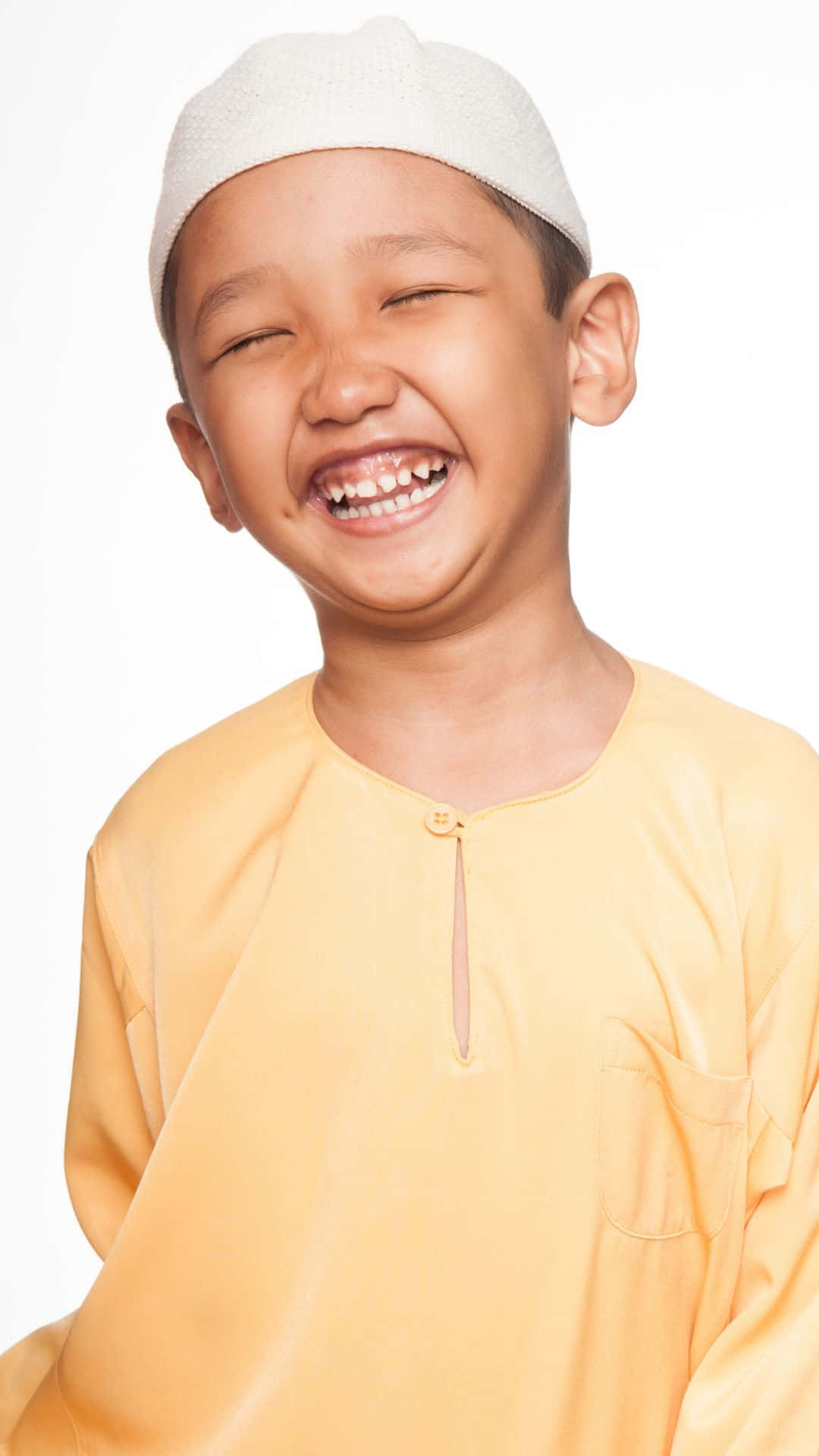 Smile 桌布 壁紙 — 一個快樂的小男孩戴著白色帽子，穿著黃色襯衫，在純白色背景前開懷大笑。