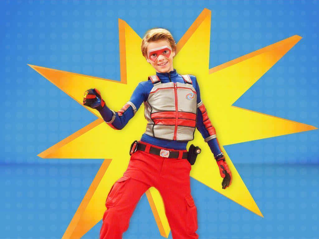 henry danger 桌布 壁紙 — 一個快樂的小男孩穿著紅、藍、銀色的超級英雄服裝，在藍色背景上對著明亮的黃色星星擺出英雄姿勢。