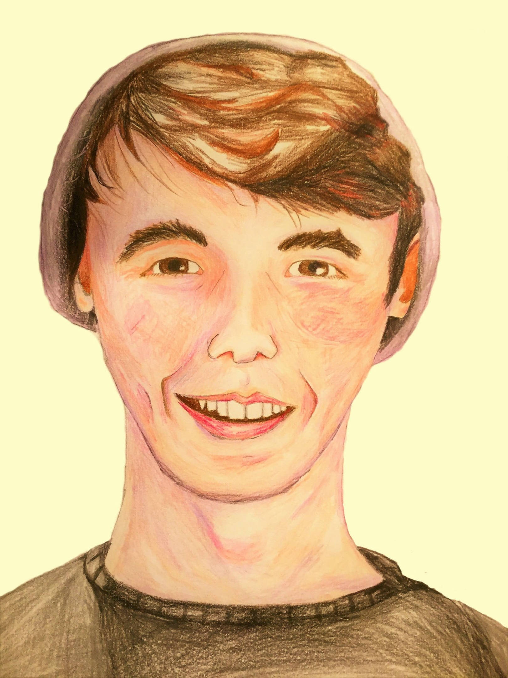 Wilbur 桌布 壁紙 — 一個快樂的年輕男子，棕色頭髮戴著毛帽，在柔和粉彩色的肖像中溫暖微笑。