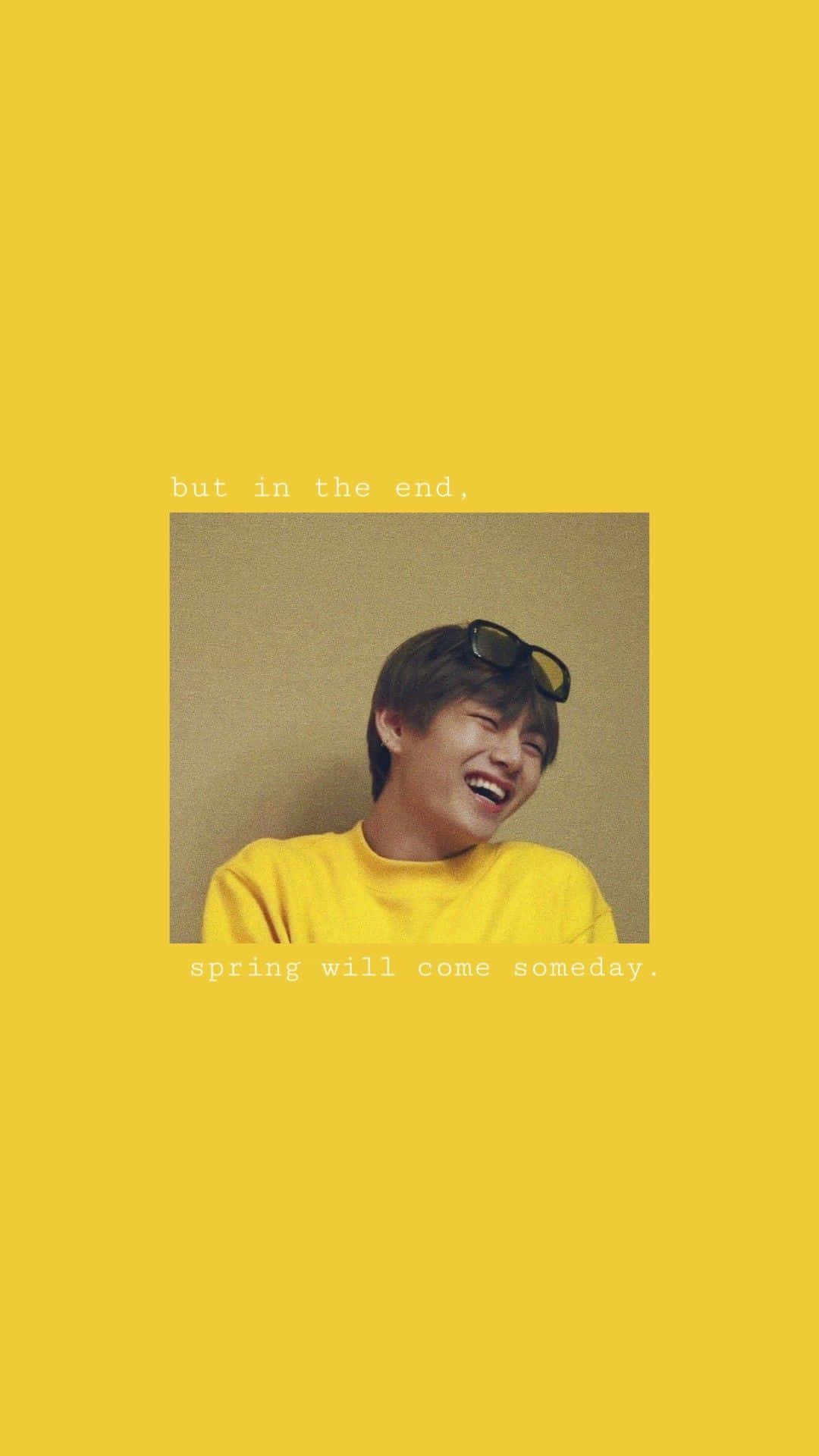 Taehyung Cute 桌布 壁紙 — 一個快樂的年輕男子穿著黃色毛衣，頭上戴著太陽眼鏡，對著素色牆壁大笑。