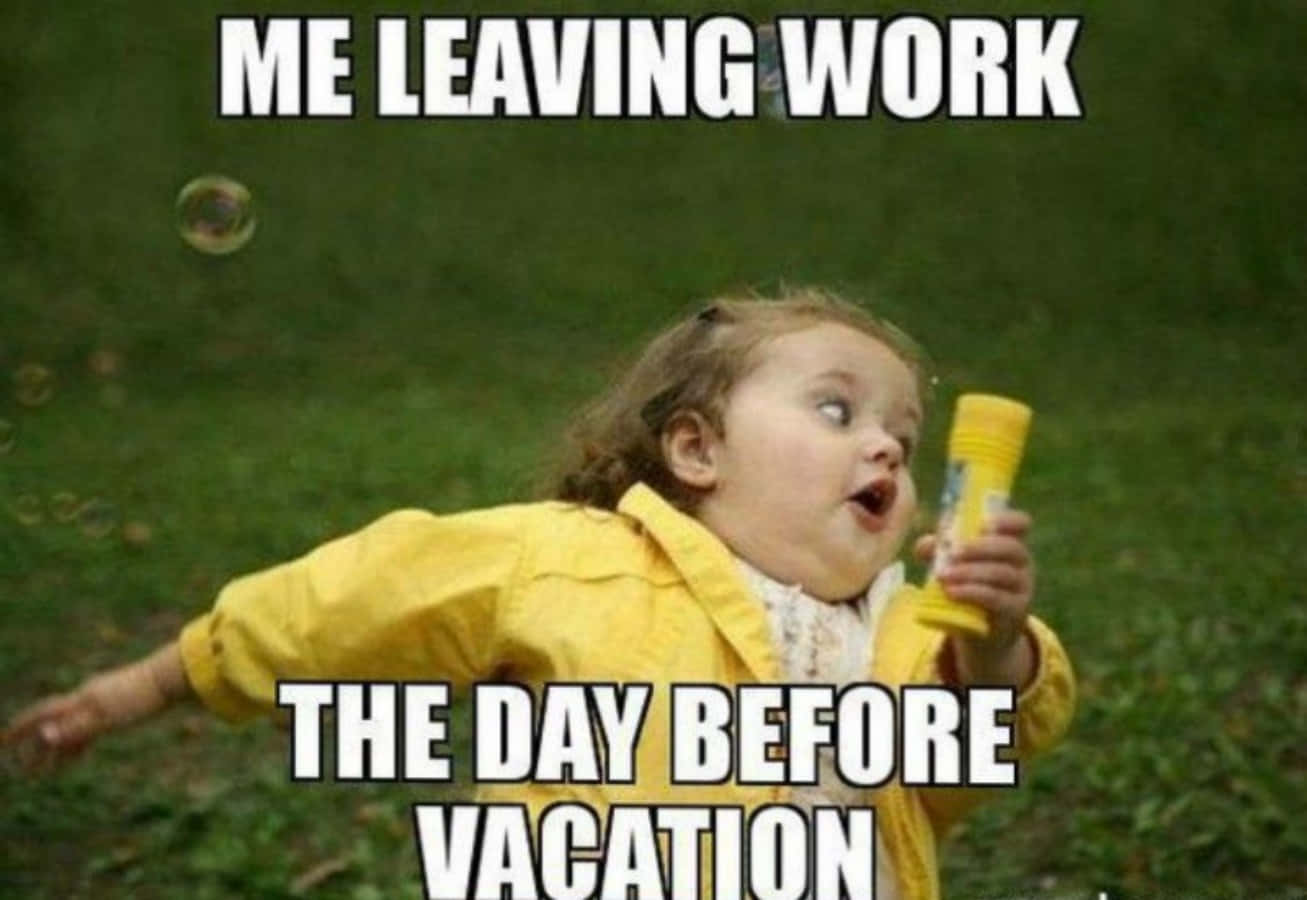 Memes Pics Funny 桌布 壁紙 — 一個快樂的幼兒穿著黃色外套，在草地上興奮地吹著肥皂泡。
