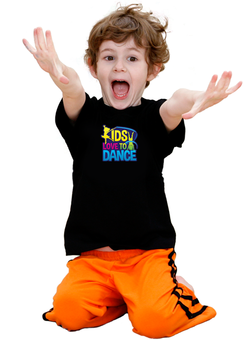 小孩動圖 桌布 壁紙 — 一個快樂的幼兒穿著黑色「Kids Love to Dance」T恤和亮橙色短褲，雙臂伸展，在色彩繽紛的抽象背景前跳躍。