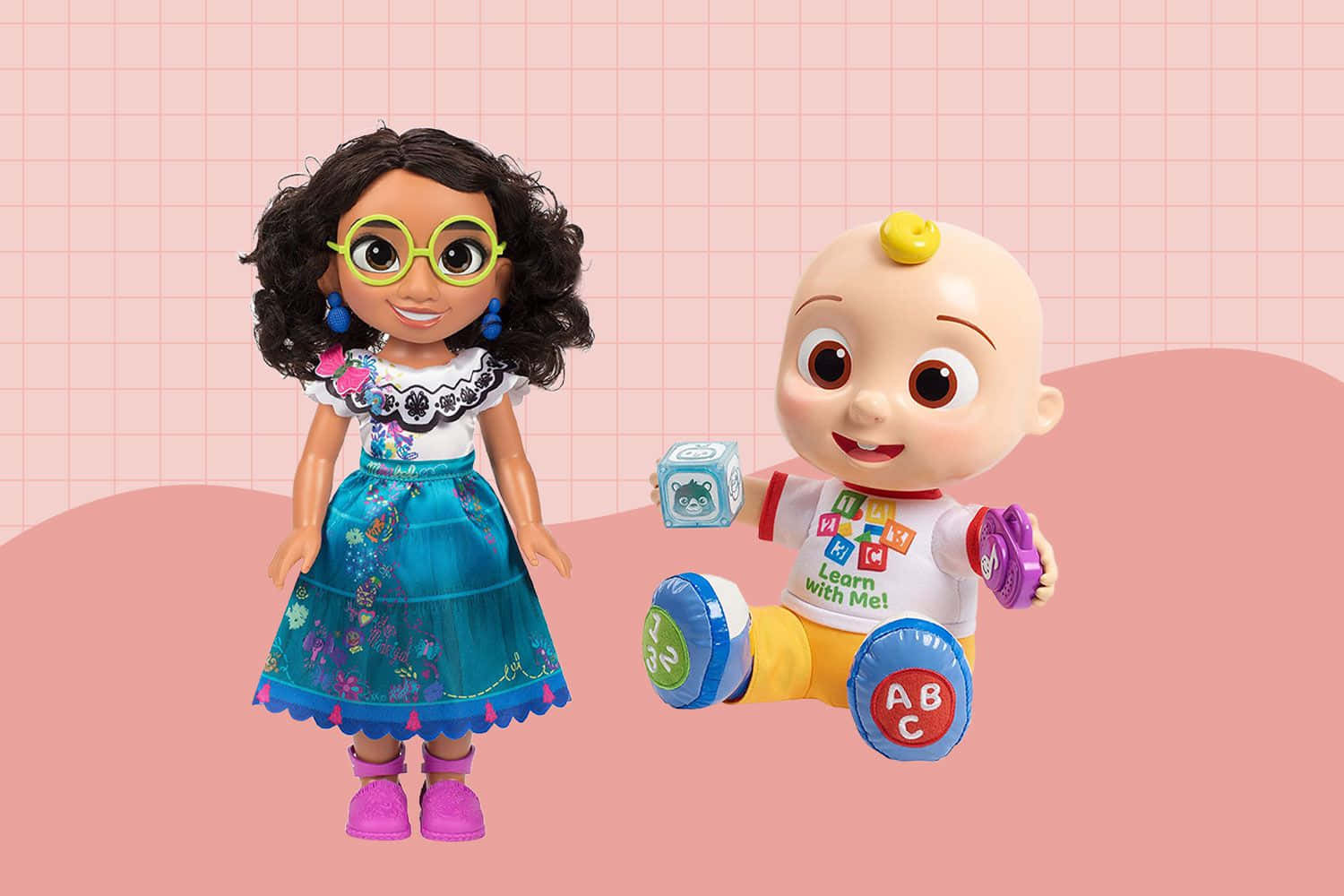 Dolls 桌布 壁紙 — 一個快樂的捲髮戴眼鏡娃娃站在一個拿著彩色學習玩具的嬰兒娃娃旁邊，背景是粉紅色網格。
