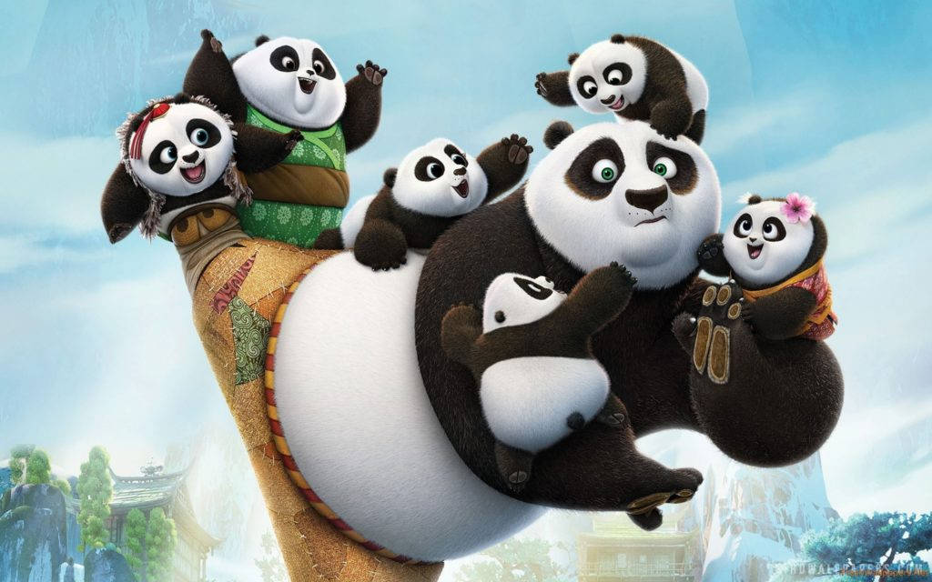 熊貓 桌布 壁紙 — 一個快樂的熊貓家庭與七隻頑皮的幼崽騎著一根巨大的竹莖，背景是明亮的藍天和遠山。
