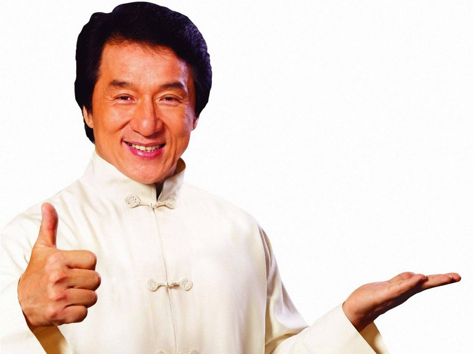 Thumbs Up 桌布 壁紙 — 一個快樂的男人，穿著白色傳統襯衫，在純白色背景前豎起拇指並張開手掌。