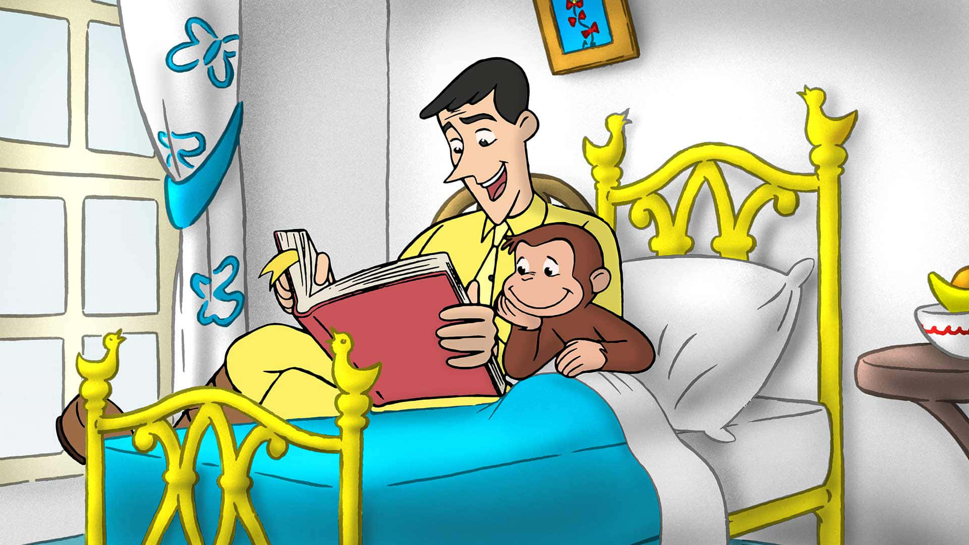 Curious George 桌布 壁紙 — 一個快樂的男人穿著黃色睡衣，在一個帶有黃色華麗框架的床上，給一隻好奇的猴子讀一本紅色的書。