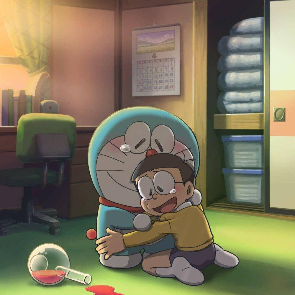 Doraemon 桌布 壁紙 — 一個快樂的男孩在一個溫暖照明的房間裡擁抱他的藍色機械貓朋友，附近有灑出的紅色液體和一個破碎的試管。
