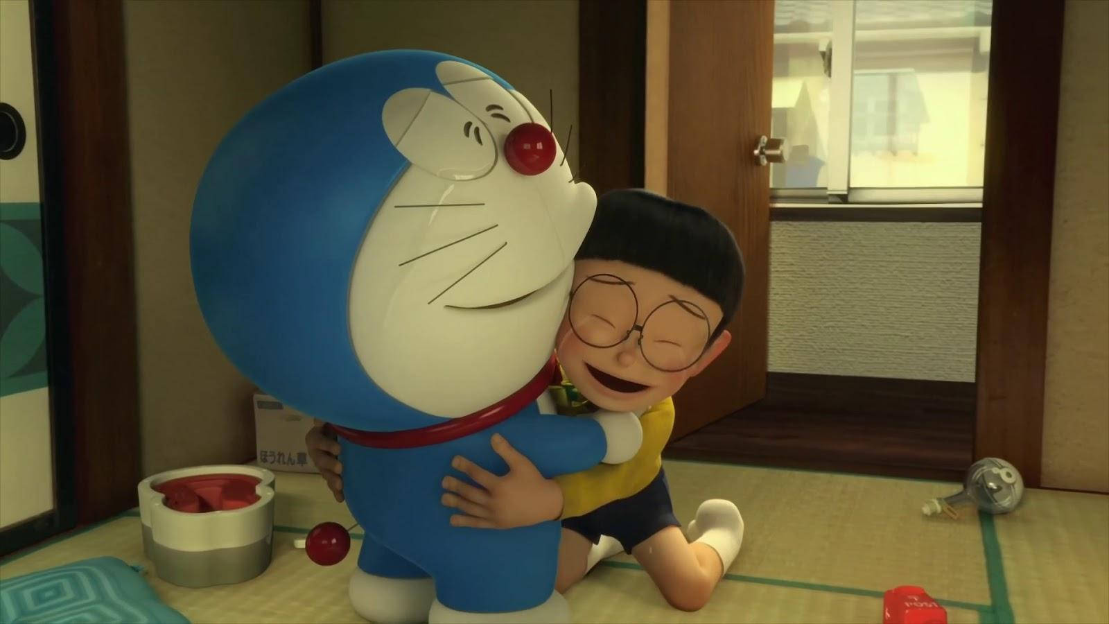 nobita 桌布 壁紙 — 一個快樂的男孩在溫暖照明的日式房間裡，抱著他的藍色機器貓朋友，榻榻米上散落著玩具。