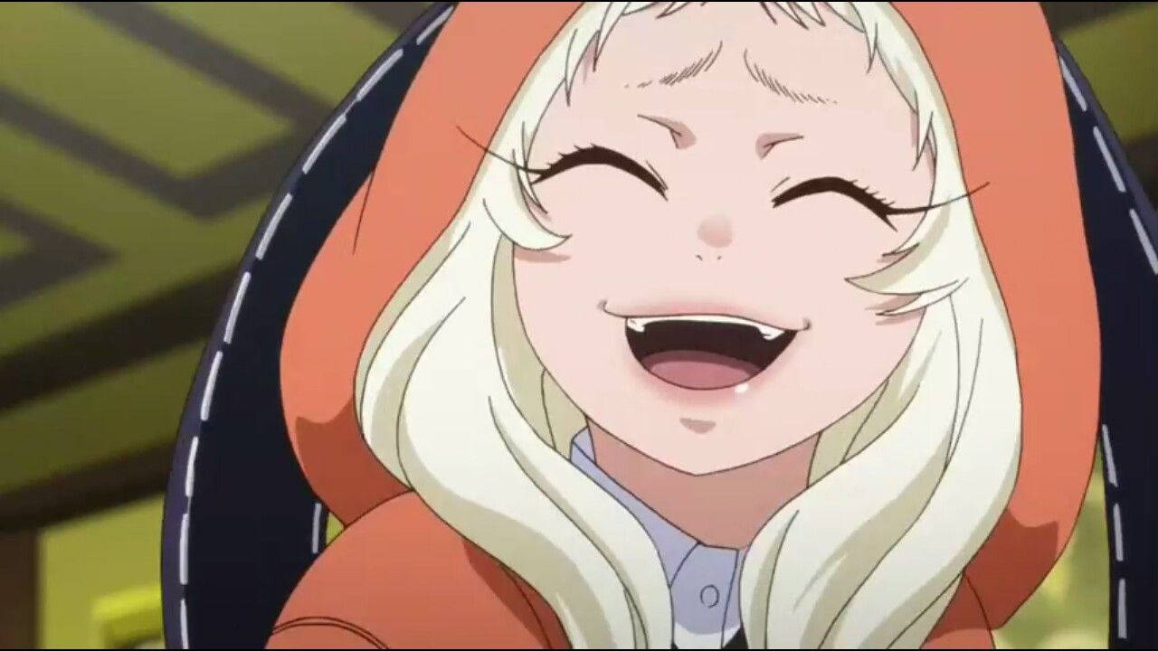 Runa Yomozuki 桌布 壁紙 — 一個快樂的白髮動漫女孩穿著橙色連帽衫，閉著眼睛開懷大笑。