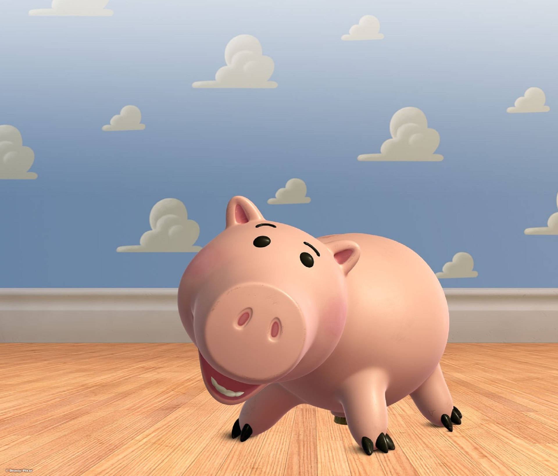 Toy Story 3 桌布 壁紙 — 一個快樂的粉紅色卡通小豬撲滿站在木地板上，背景是藍天白雲的壁紙。