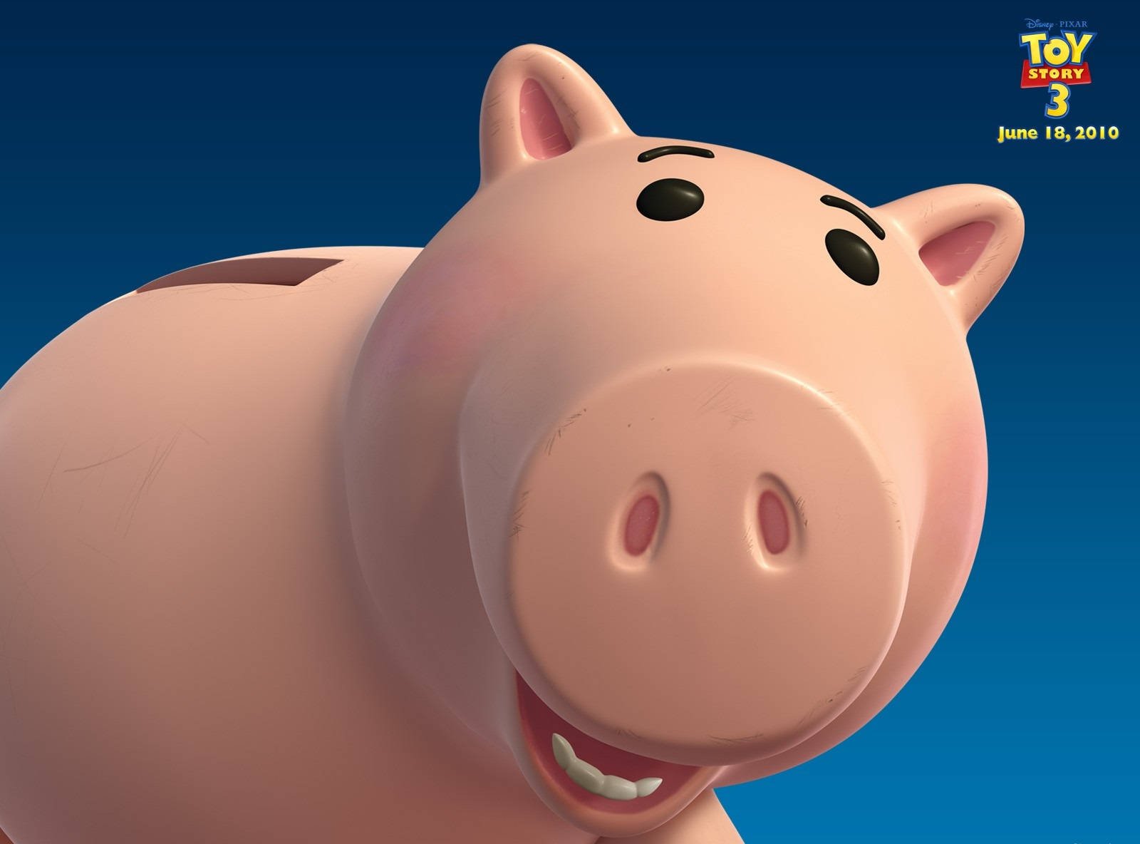 Toy Story 3 桌布 壁紙 — 一個快樂的粉紅色小豬撲滿，咧嘴大笑，帶有硬幣槽，背景為純藍色。