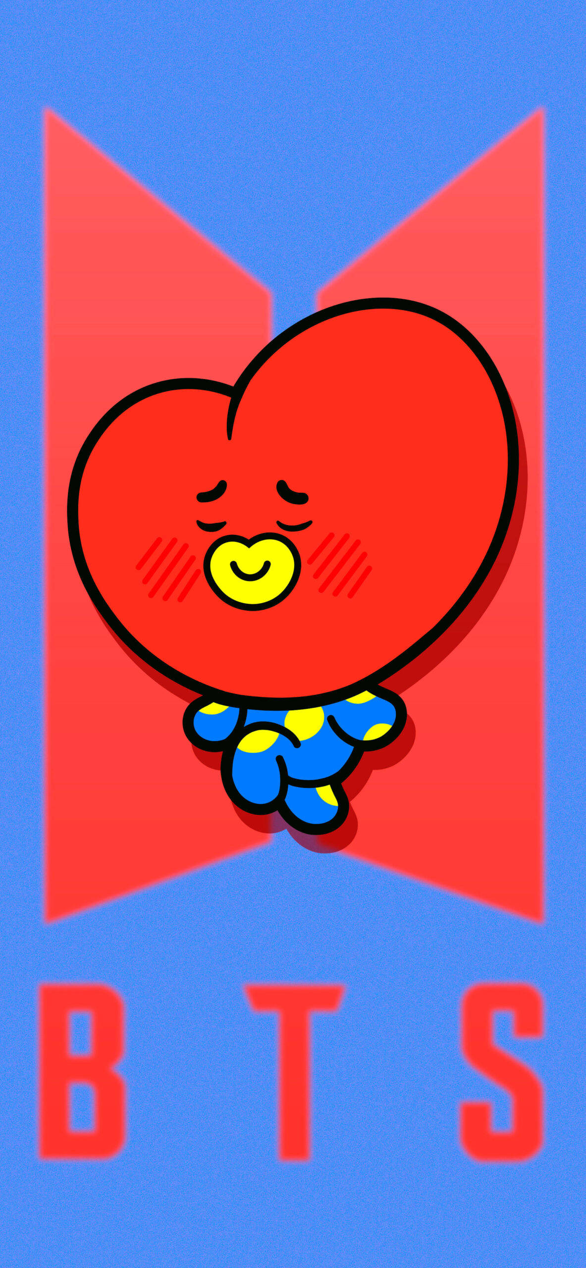 tata bt21 桌布 壁紙 — 一個快樂的紅色心形角色，閉著眼睛，黃色笑臉嘴巴，漂浮在藍色背景上的紅色BTS標誌前。