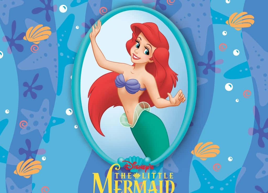 little mermaid 桌布 壁紙 — 一個快樂的紅髮美人魚，穿著紫色上衣和綠色尾巴，在橢圓形框架內，在藍色海底背景下，有貝殼和海星，揮手致意。