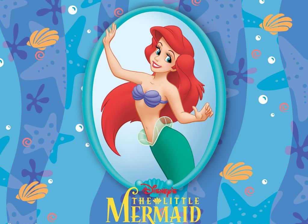 little mermaid 桌布 壁紙 — 一個快樂的紅髮美人魚，穿著紫色上衣和綠色尾巴，在一個橢圓形框架中，對著藍色海底背景，有貝殼和海星，揮手。