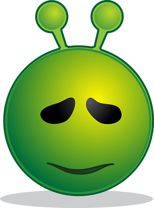 瘋狂 桌布 壁紙 — 一個快樂的綠色卡通外星人，有兩根天線和微笑的臉，站在白色平台上。