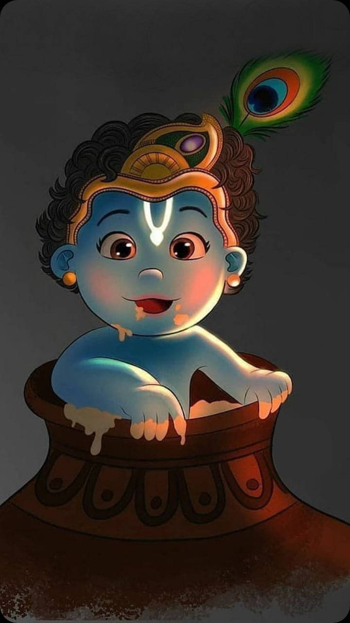 krishna iPhone 桌布 壁紙 — 一個快樂的藍皮膚嬰兒神祇戴著孔雀羽毛冠冕，在黑暗背景下頑皮地坐在陶罐裡。