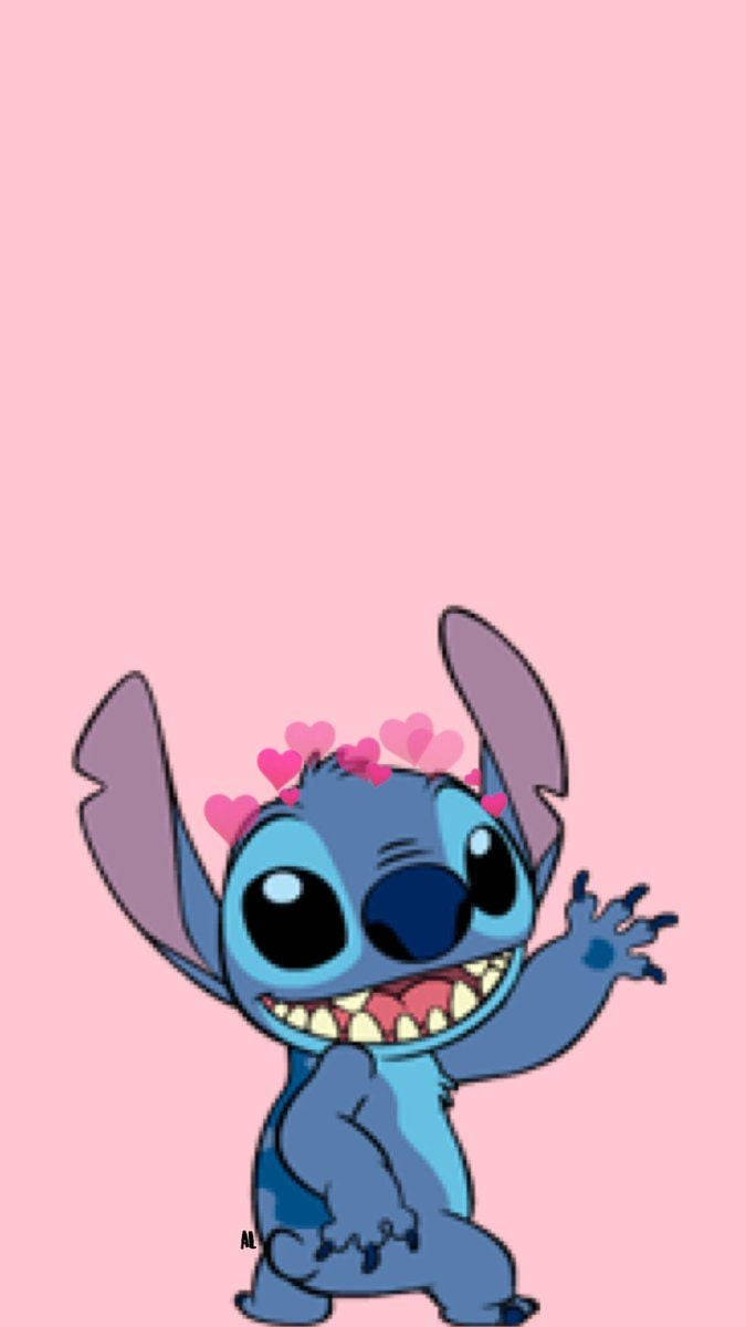 cute stitch iPhone 桌布 壁紙 — 一個快樂的藍色卡通外星人，帶有心形配飾，在純粉色背景上微笑揮手。