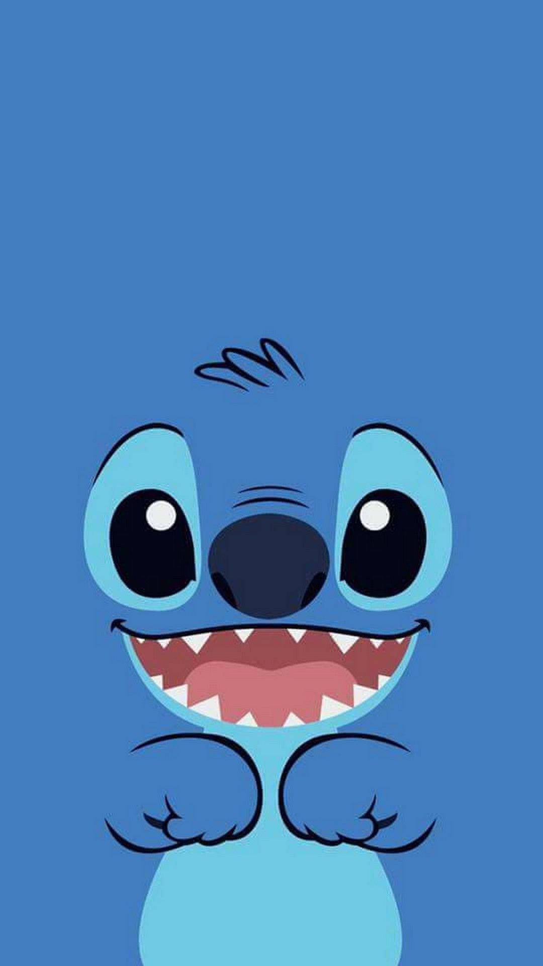 Stitch 桌布 壁紙 — 一個快樂的藍色卡通外星人，有大眼睛和寬闊的露齒笑容，背景是純藍色。