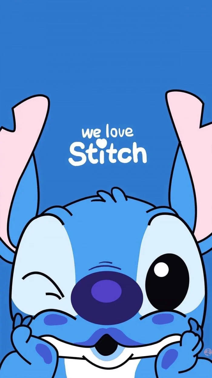 kawaii stitch 桌布 壁紙 — 一個快樂的藍色卡通外星人，有大眼睛和粉紅色耳朵，在純藍色背景上微笑，雙手捧著臉頰，背景上有白色文字。
